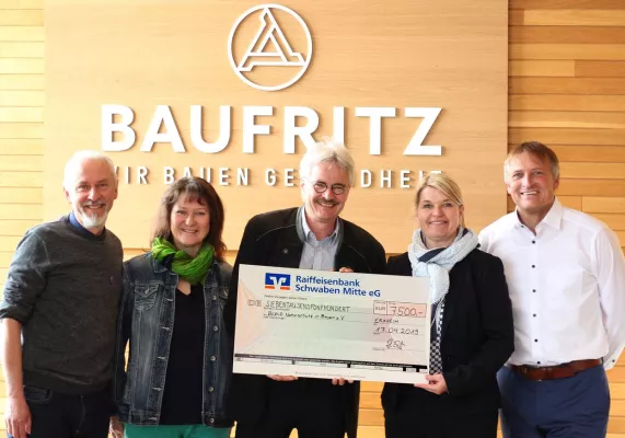 Bild: Baufritz unterstützt den BUND Naturschutz sowie die Stiftung KulturLandschaft Günztal mit 15.000 Euro