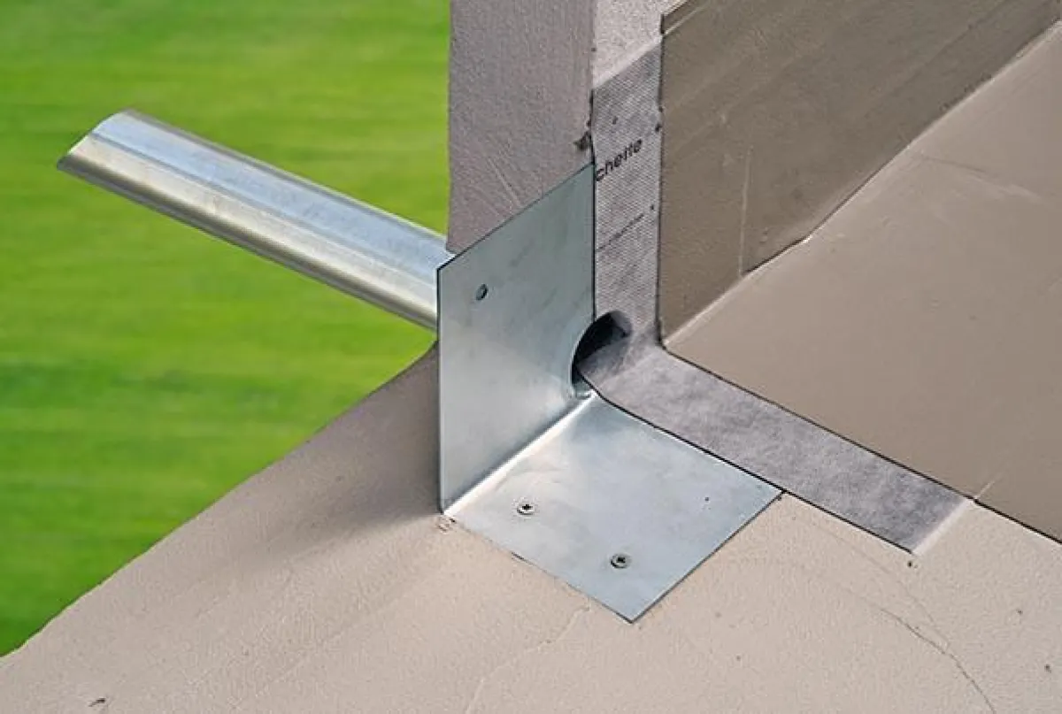 Balkonspezialist Gutjahr hat sein Sortiment um den WatecFin Brüstungsspeier aus Edelstahl erweitert. Als vorgefertigtes Element ist er einfach zu montieren; ansonsten übliche Spenglerarbeiten entfalle