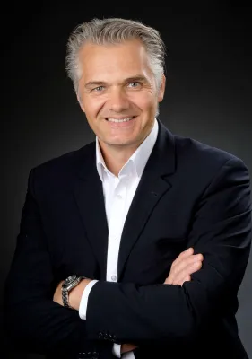 Bild: Rösrather Marco Rodermond im Finale des internationalen „Silent Speaker Battle“ in Düsseldorf