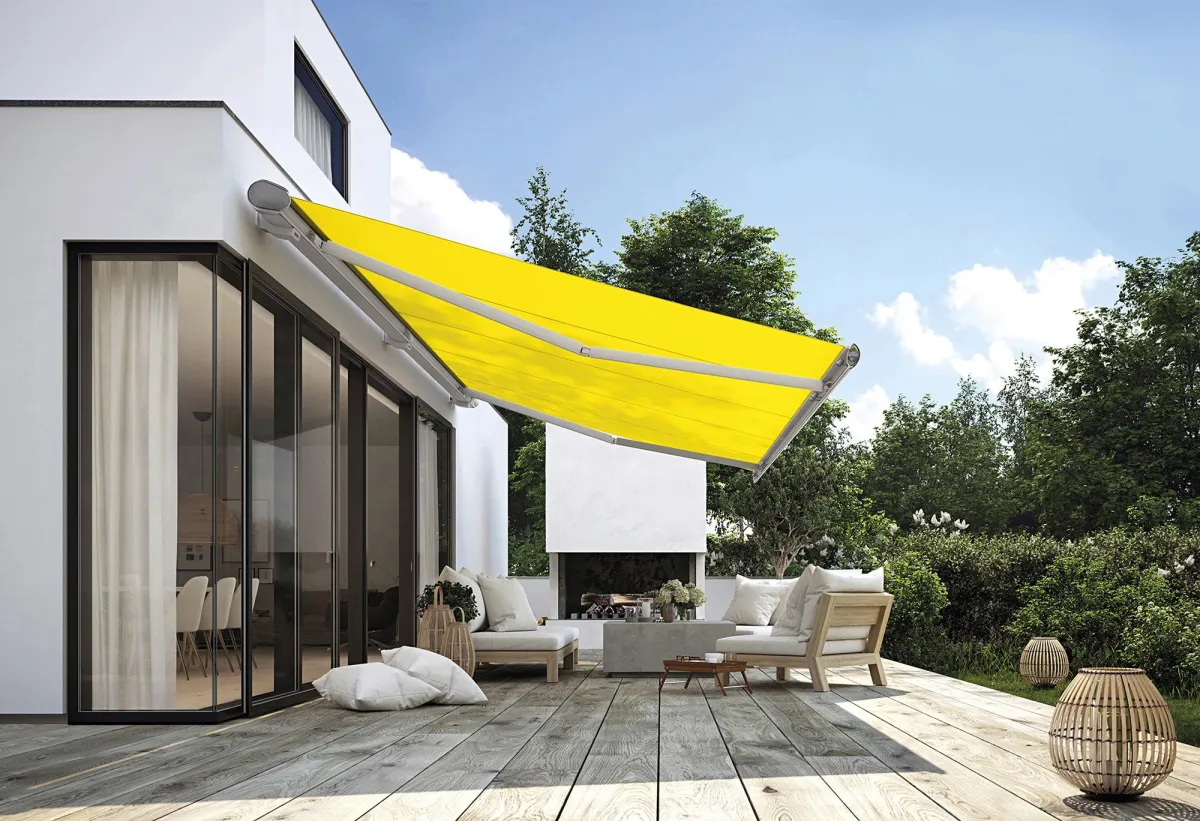 Mit einer Markise (z. B. von markilux) und passenden Accessoires lässt sich mediterranes Flair auf d