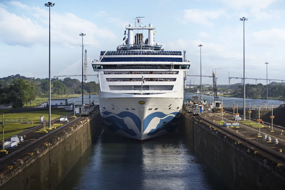 Die Coral Princess in einer Schleuse des Panamakanals (© Foto: Princess Cruises)