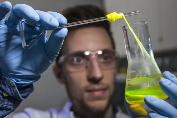 Bild: Vom  Strohhalm zum Kunststoff: Projekt macht aus Zellstoff-Nebenprodukt Grundbestandteile für Nylon und Perlon