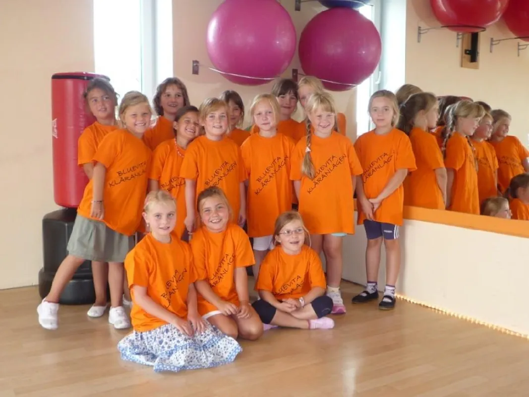 Kindertanzgruppe der Tanzschule Schlebusch in den neuen BLUEVITA Shirts.