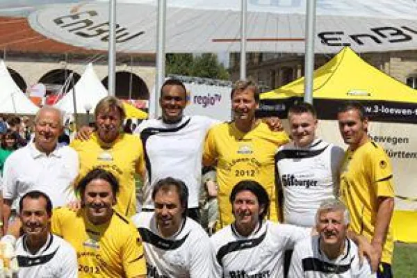 Bild: Promiauflauf beim 3-Löwen-Cup 2013: AllStars des VfB Stuttgart treten an gegen Fußballköche