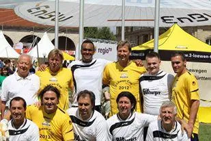 Promiauflauf beim 3-Löwen-Cup 2013: AllStars des VfB Stuttgart treten an gegen Fußballköche Bild: Promiauflauf beim 3-Löwen-Cup 2013: AllStars des VfB Stuttgart treten an gegen Fußballköche