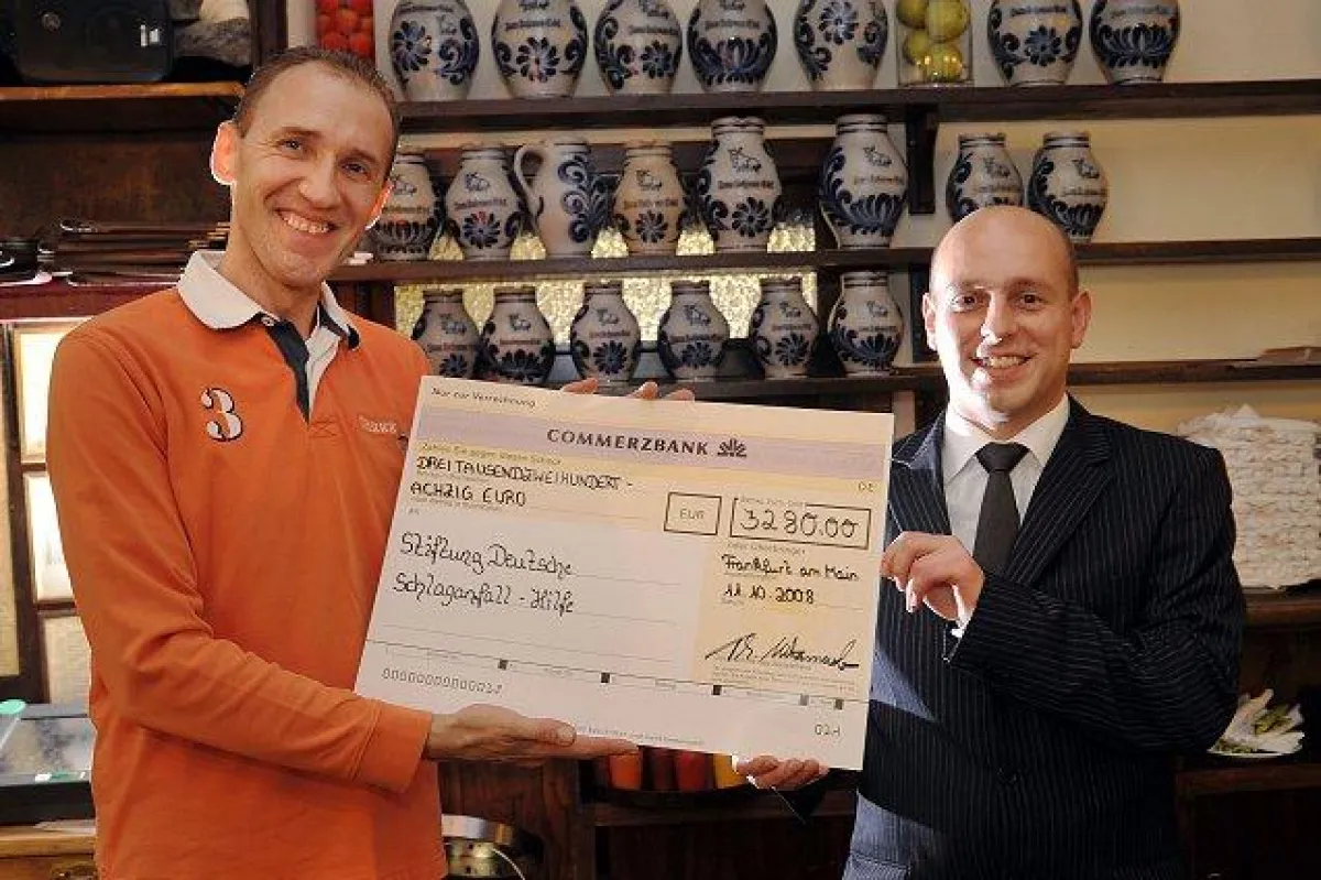 Thomas Metzmacher überreicht einen Scheck in Höhe von 3250 Euro an Micheal Beune von der Stiftung Schlaganfall-Hilfe