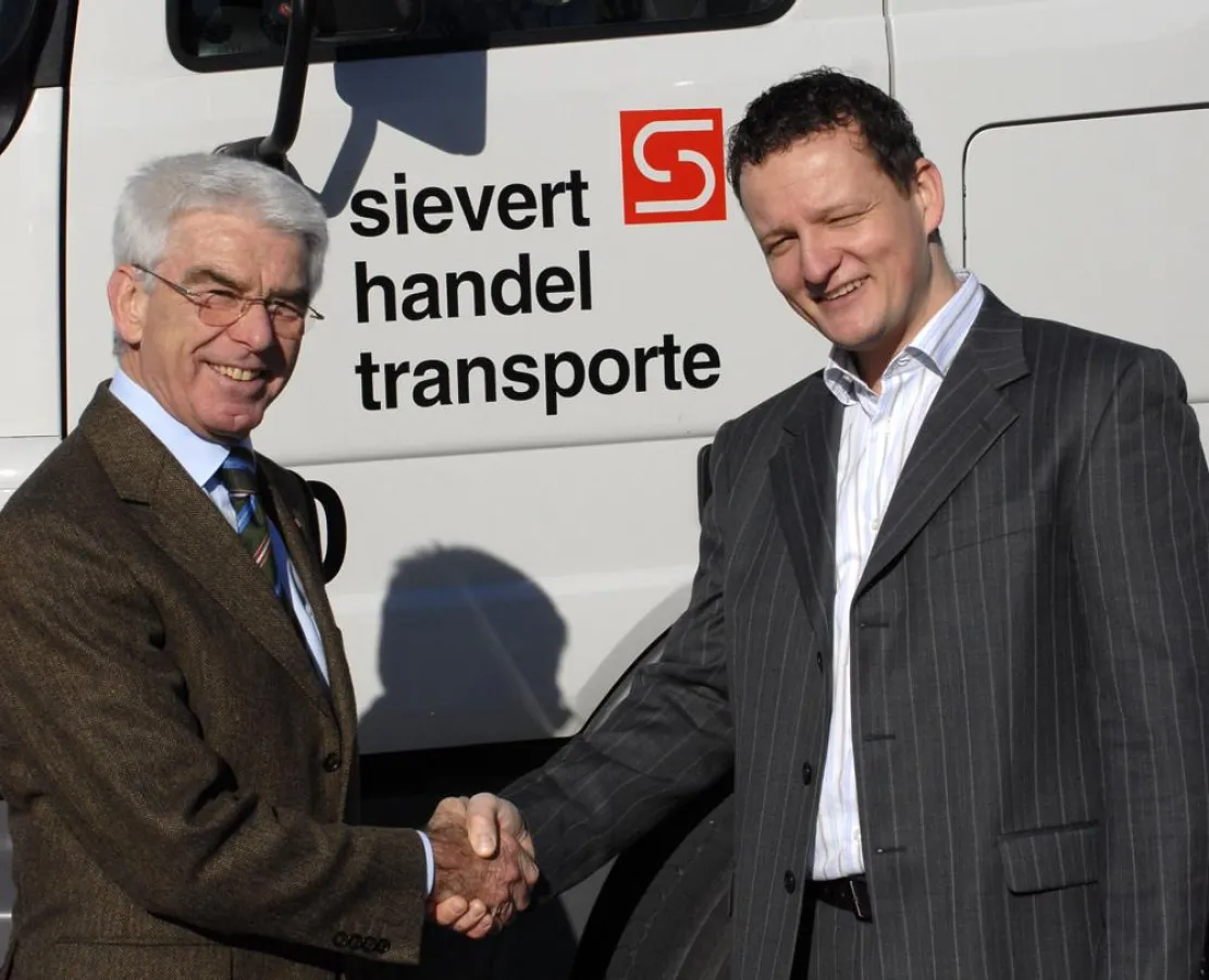 Horst Leonhard und Carsten Holtrup besiegeln die Zusammenarbeit.