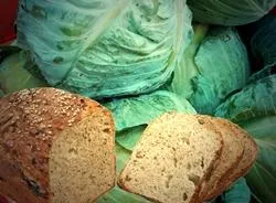 Deftige Spezialitäten aus Schleswig-Holstein - Mit Kohlbrot und Holsteiner Zwiebelkuchen in den Herbst Bild: Deftige Spezialitäten aus Schleswig-Holstein - Mit Kohlbrot und Holsteiner Zwiebelkuchen in den Herbst