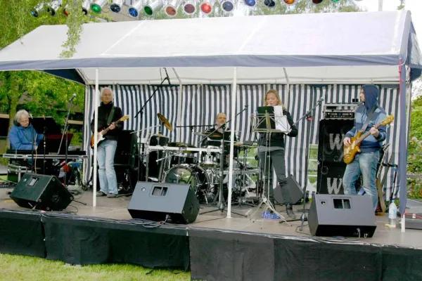 Rheinisches Schulfest am 8. Mai 2013: Bühne frei für zwei Lehrerbands, live Partyrock und Feuerjongleure Bild: Rheinisches Schulfest am 8. Mai 2013: Bühne frei für zwei Lehrerbands, live Partyrock und Feuerjongleure