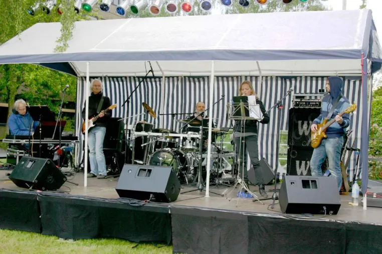 Bild: Rheinisches Schulfest am 8. Mai 2013: Bühne frei für zwei Lehrerbands, live Partyrock und Feuerjongleure
