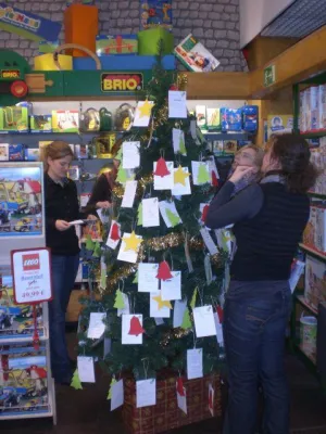 Bild: Ladies Circle 35 stellt Wunschbaum bei Lütgenau auf
