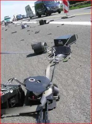 Bild: Autofahrer zerfetzt Radargerät in Baustelle auf der A1