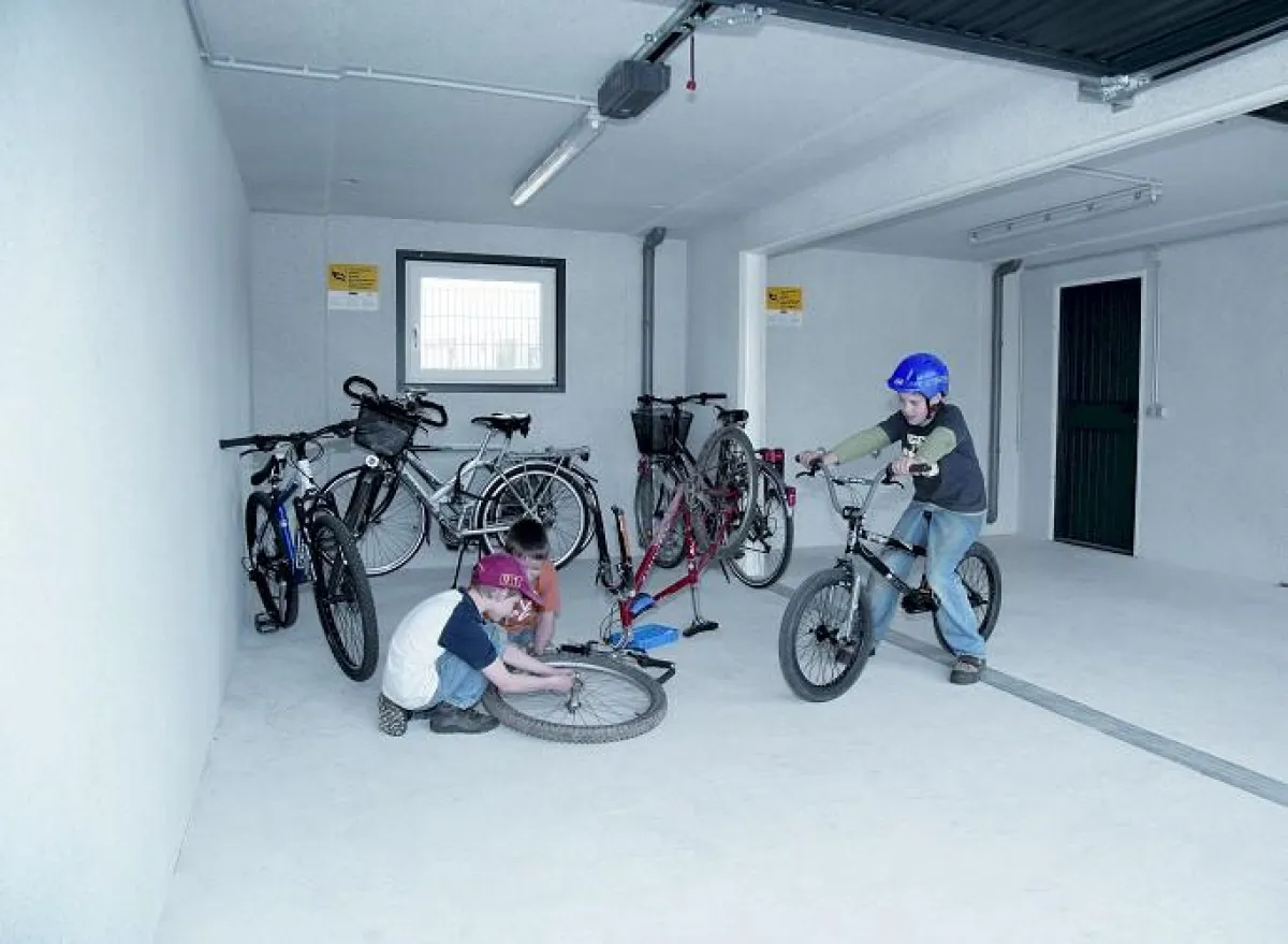 Fertiggaragen sind mehr als nur ein Abstellplatz für das Auto. Gerade für Familien mit Kindern sind sie erweiterter Lebens- und Funktionsraum.