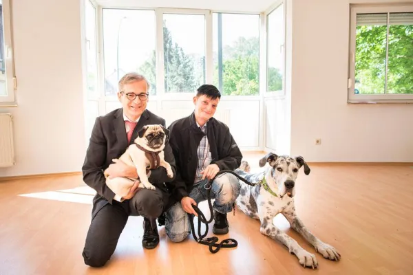 Bild: Happy End für Tierschützerin Hansa und Dogge Odin: Endlich haben sie ein Zuhause