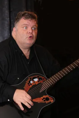 Bild: Rolf Zollner präsentiert sein Solo Programm zugunsten „Sterne auf den Straßen Boliviens e.V.“