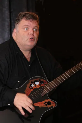 Bild: Rolf Zollner präsentiert sein Solo Programm zugunsten „Sterne auf den Straßen Boliviens e.V.“