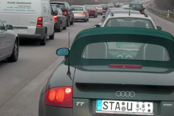 Bild: Ferienverkehr: Autourlauber stecken im Stau