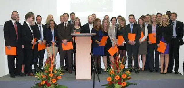 Bild: Die EUFH verabschiedete 36 Absolventen des berufsbegleitenden Bachelor-Programms General Management