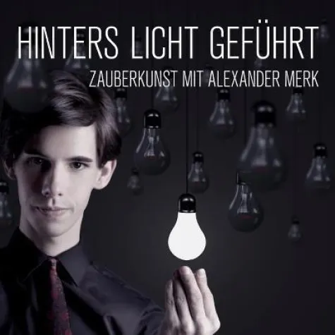 Alexander Merk feiert die Premiere seines neuen Programms „Hinters Licht geführt!“ Bild: Alexander Merk feiert die Premiere seines neuen Programms „Hinters Licht geführt!“