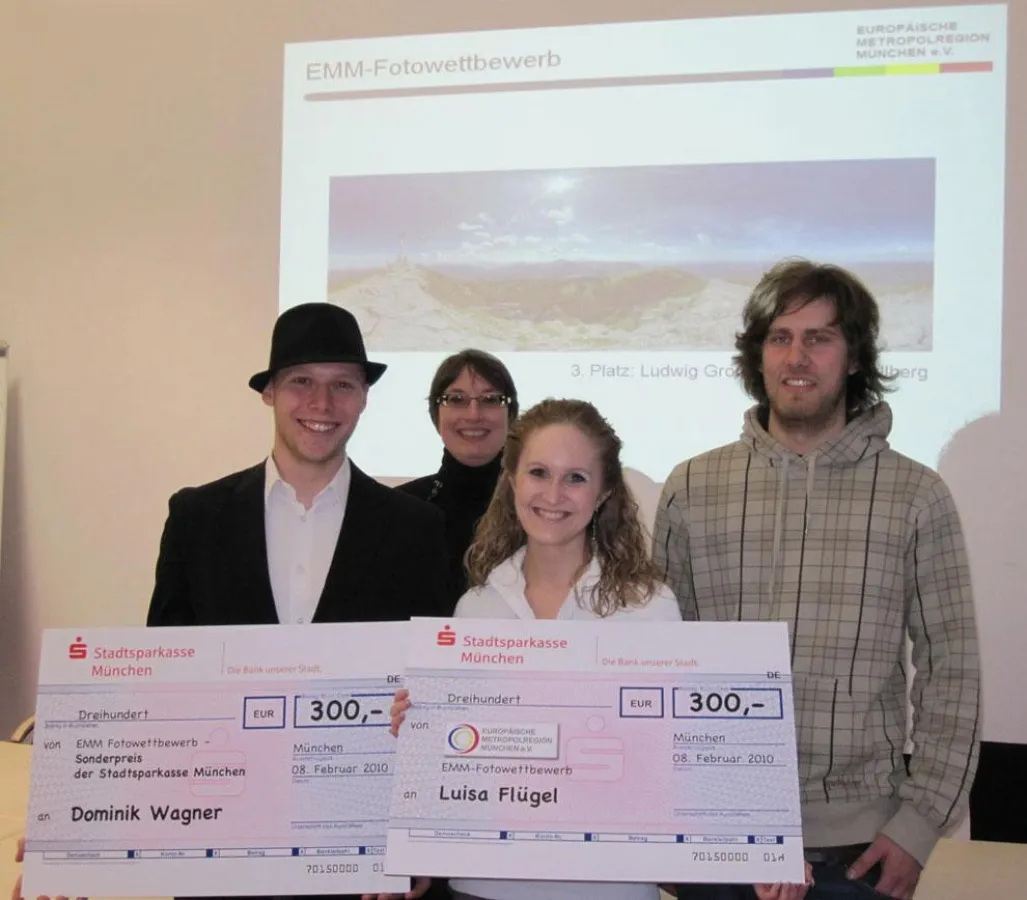 Im Bild v.l.: Dominik Wagner, Gewinner des Sonderpreises der Stadtsparkasse München, Anja Wilde, Geschäftsführerin EMM e.V., Luisa Flügel, erster Platz EMM-Fotowettbewerb und der drittplatzierte Ludwi