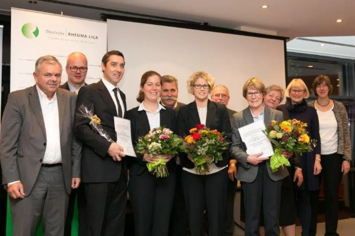 Gewinner des Ideenwettbewerbs 2015 und Gratulanten aus der Rheumastiftung, Foto Kirsten Kofahl.