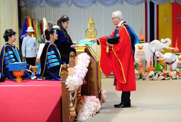 Thailändische Prinzessin verleiht Ehrendoktorwürde an Professor der Hochschule Osnabrück Bild: Thailändische Prinzessin verleiht Ehrendoktorwürde an Professor der Hochschule Osnabrück