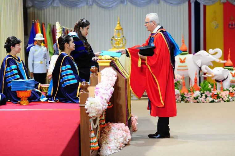 Bild: Thailändische Prinzessin verleiht Ehrendoktorwürde an Professor der Hochschule Osnabrück