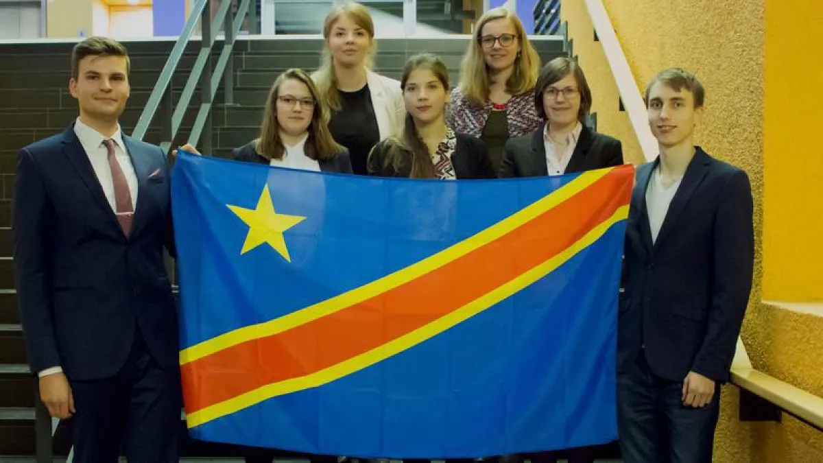 Chemnitzer Delegierte präsentieren die Flagge der Demokratischen Republik Kongo. (Foto: TU Chemnitz/NMUN)