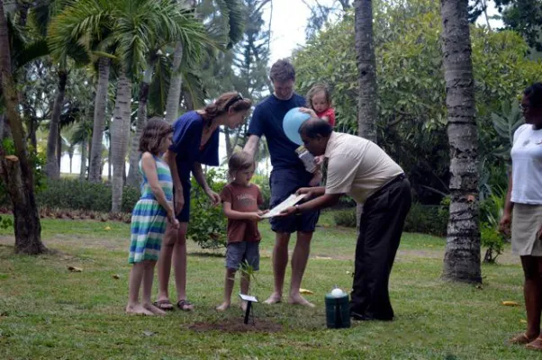 Bild: Kinder als Pflanzenpaten: The Residence Mauritius kooperiert mit der Mauritian Wildlife Foundation