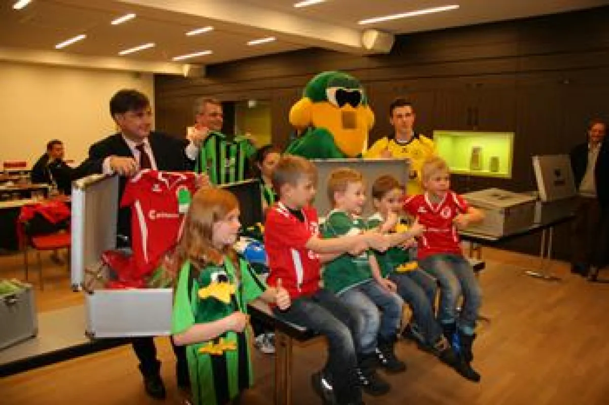 Trikotübergabe an die Gewinner der Aktion 