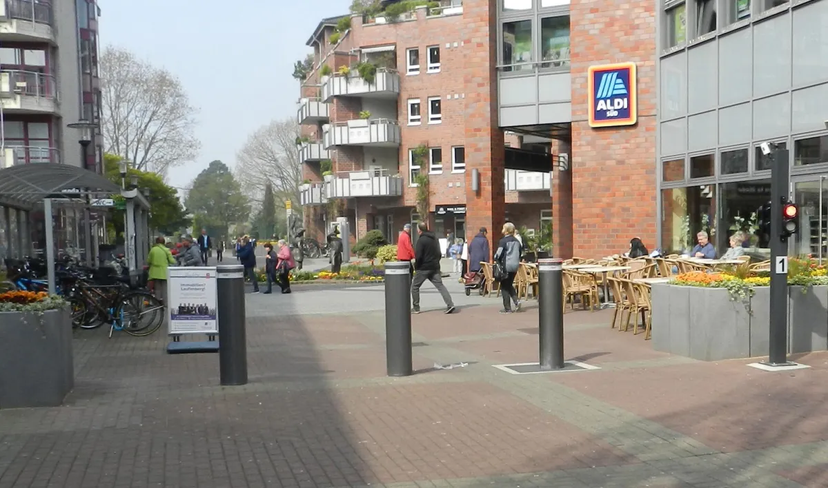 Die Poller bieten in der Langenfelder Fußgängerzone Schutz vor unberechtigten Fahrzeugen.JPG