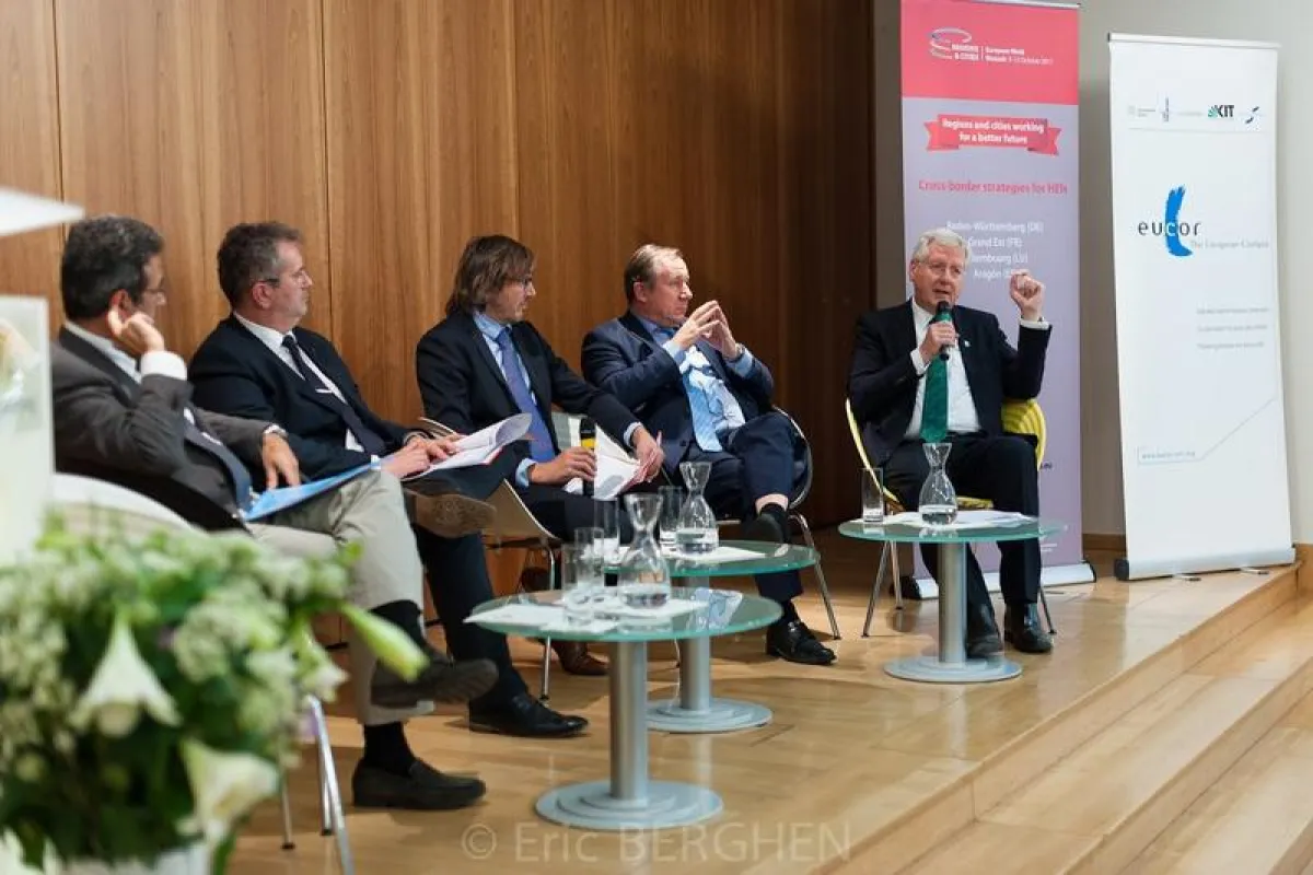 Hans-Jochen Schiewer (rechts), Präsident von Eucor – The European Campus, bei der Podiumsdiskussion in der EU-Vertretung des Landes Baden-Württemberg. (Foto: Eric Berghen )