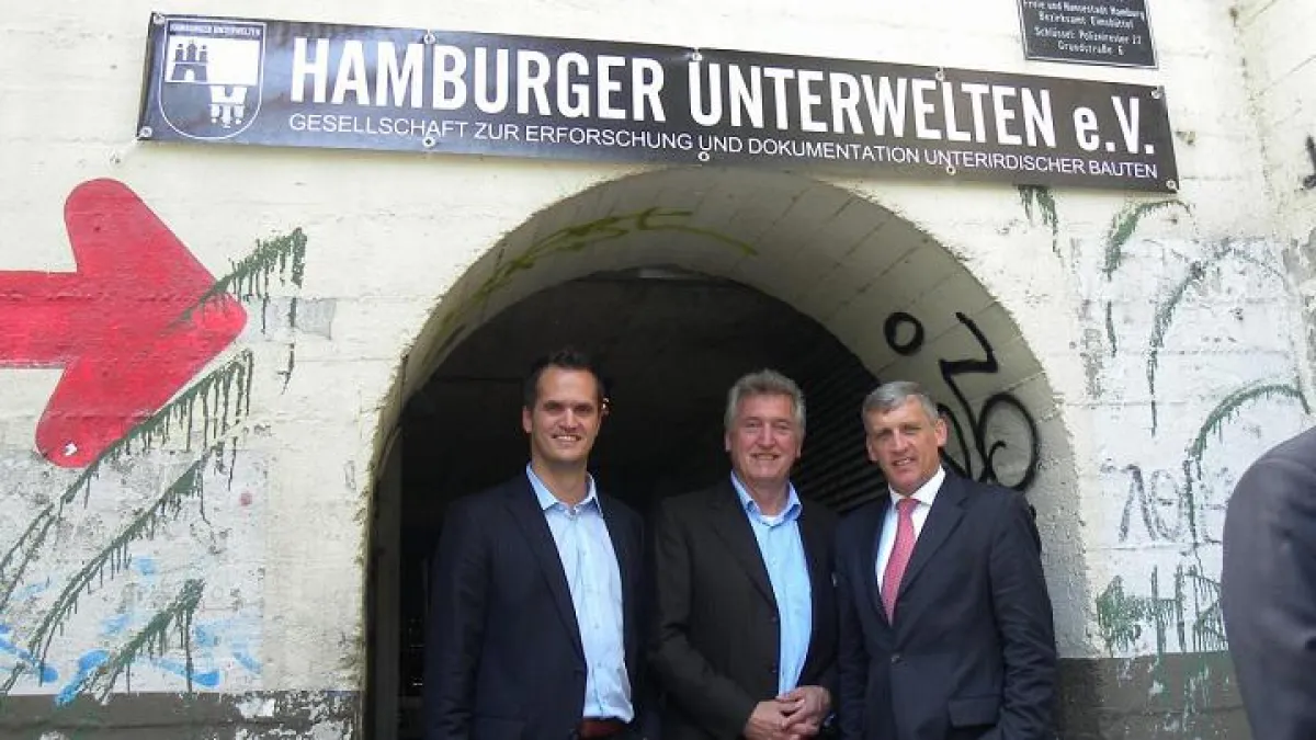 (v.l.) Simon Vollmer, Paul Vollmer und der Eimsbütteler Bezirksamtsleiter Dr. T. Sevecke