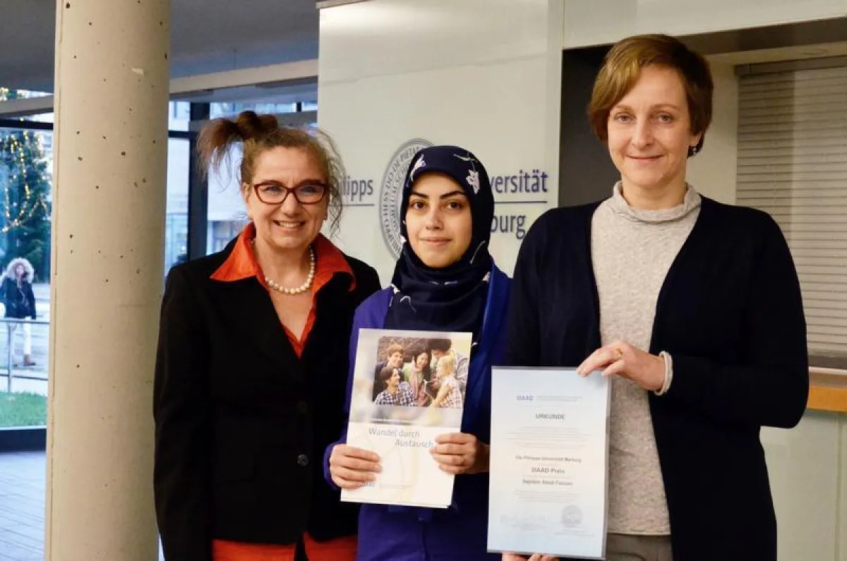 Prof. Dr. Susanne Maria Weber (links) und Prof. Dr. Evelyn Korn (rechts) gratulierten Sepideh Abedi Farizani zum DAAD-Preis. (Christina Mühlenkamp)