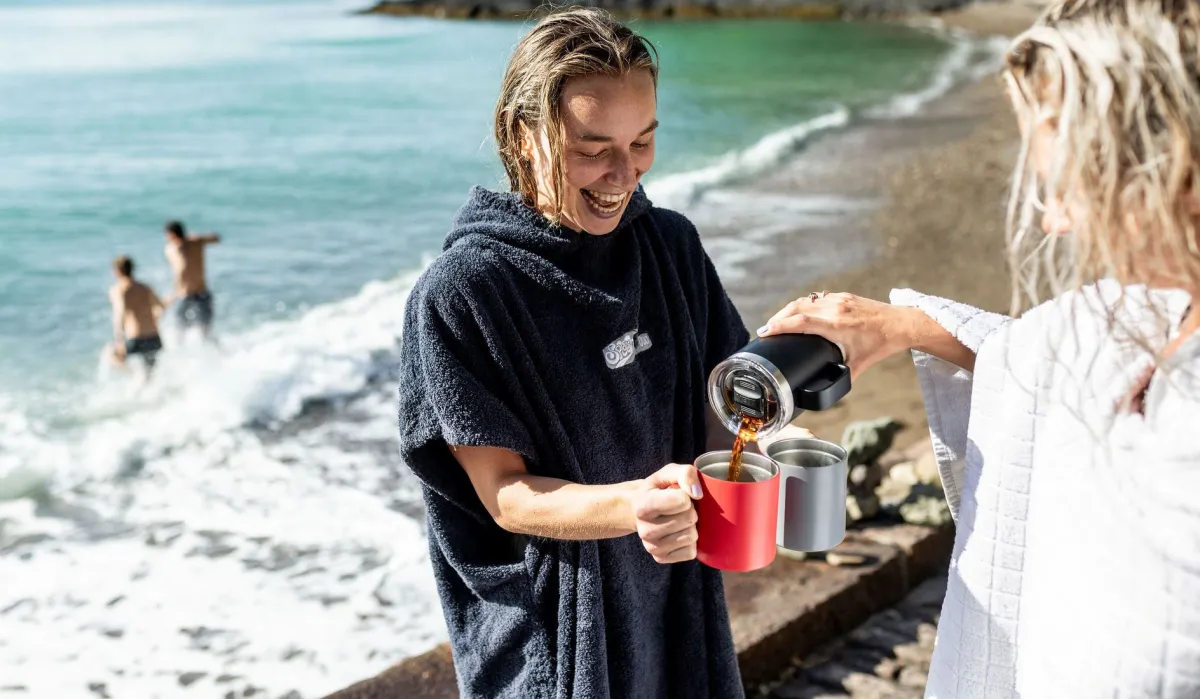 Tee hilft, nach dem Neujahrsschwimmen wieder auf Temperatur zu kommen. (© Foto: Andy Le Gresley)