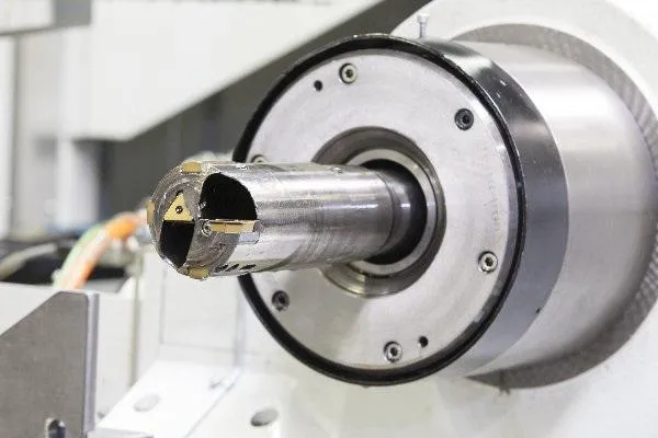Tiefbohrmaschine bohrt selbständig Bild: Tiefbohrmaschine bohrt selbständig