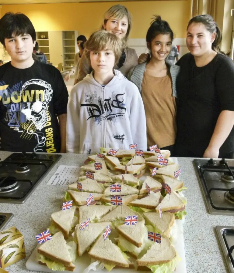 Kubat, Anil, Milanka, Ece und deren Englischlehrerin Elena Topasch bieten frische Sandwiches an.