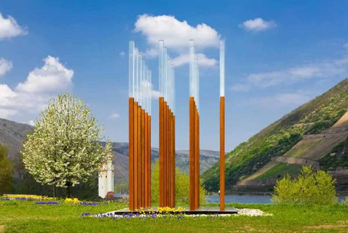 Skulpturen bei 529 Bingen am Rhein: Installation mit 24 Stelen von Vera Röhm, Corten und Plexiglas, 530 x 14 x 14 cm