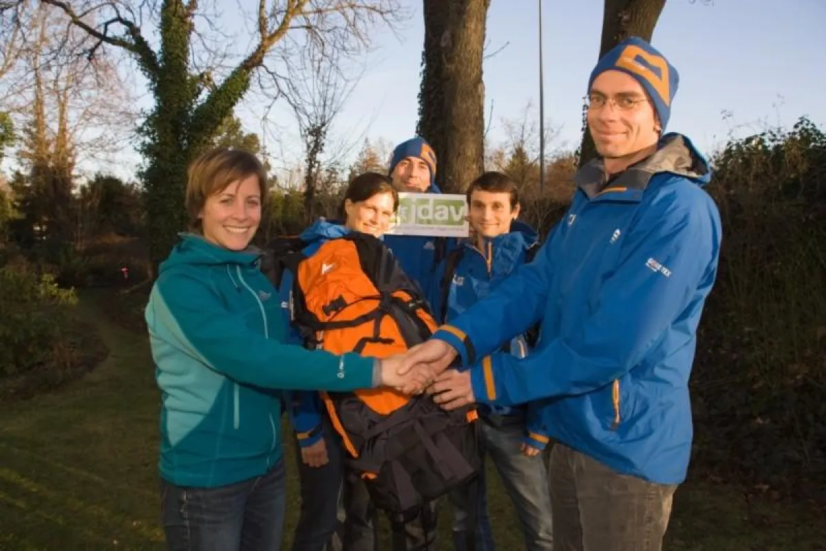 Übergabe der Gregory-Rucksäcke an die JDAV