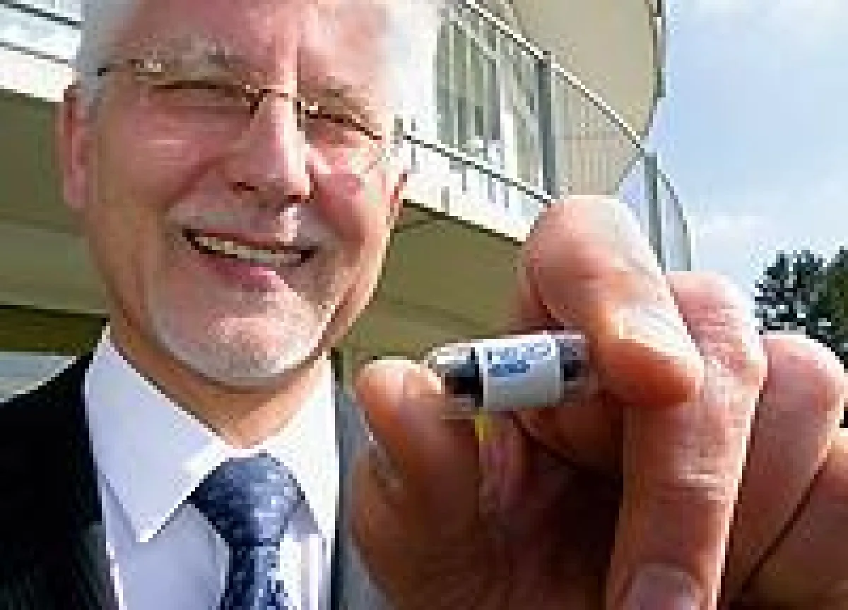 Vorstand Friedrich Schütte mit der PillCam, die beim Pilotprojekt als Alternative zur herkömmlichen Darmspiegelung angeboten wurde