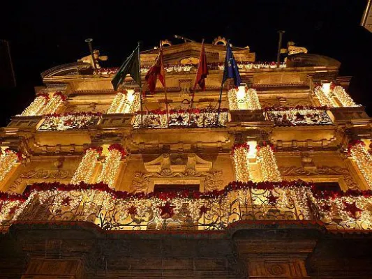 Bild: Ein alter Köhler, die Bedeutung des Wassers und Karnevals-spektakel:Weihnachten und das Jahresende in Navarra