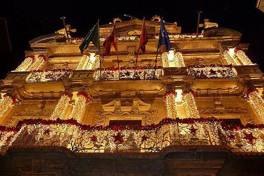 Ein alter Köhler, die Bedeutung des Wassers und Karnevals-spektakel:Weihnachten und das Jahresende in Navarra Bild: Ein alter Köhler, die Bedeutung des Wassers und Karnevals-spektakel:Weihnachten und das Jahresende in Navarra