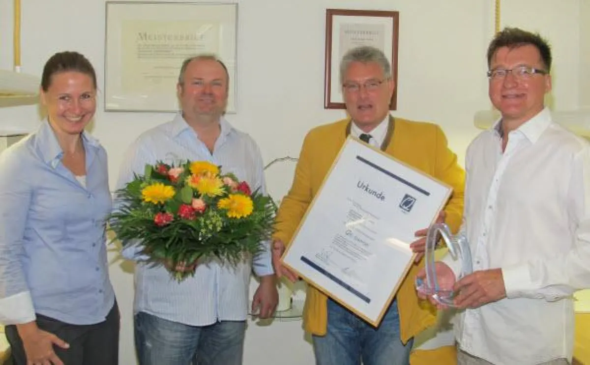 Von links nach rechts: Geschäftsführerin Judith Behra, Frank-Michael Schmidt, Landesinnungsmeister R