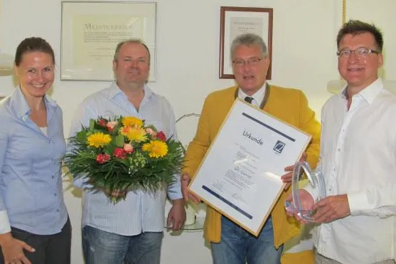Bild: Schmidt & Golze Dentaltechnik QS-Dental-Zertifikat verliehen.