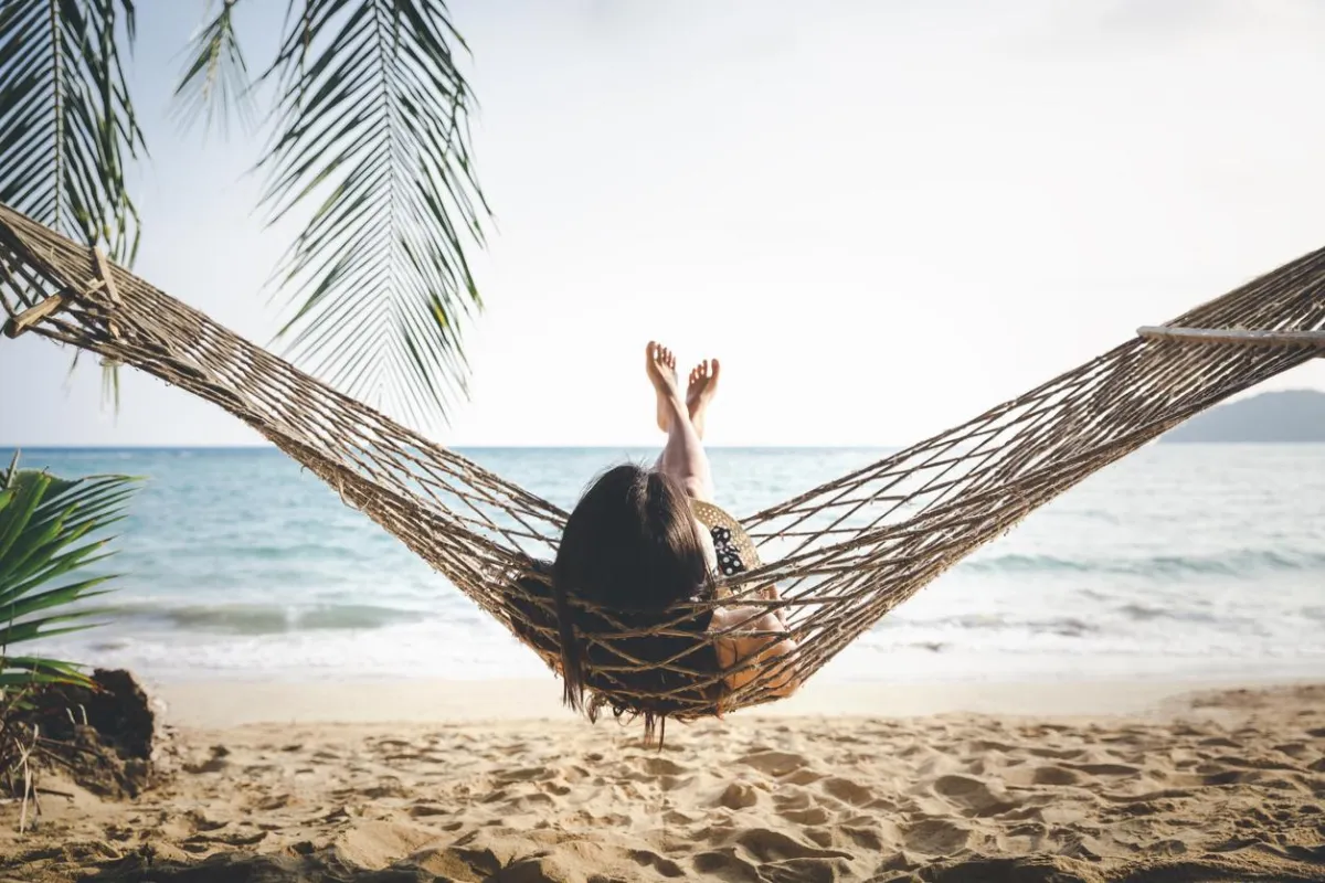 Entspanntes Urlaubsfeeling bei ästhetischen Behandlungen danke VR. (istock / Peera_Sathawirawong)