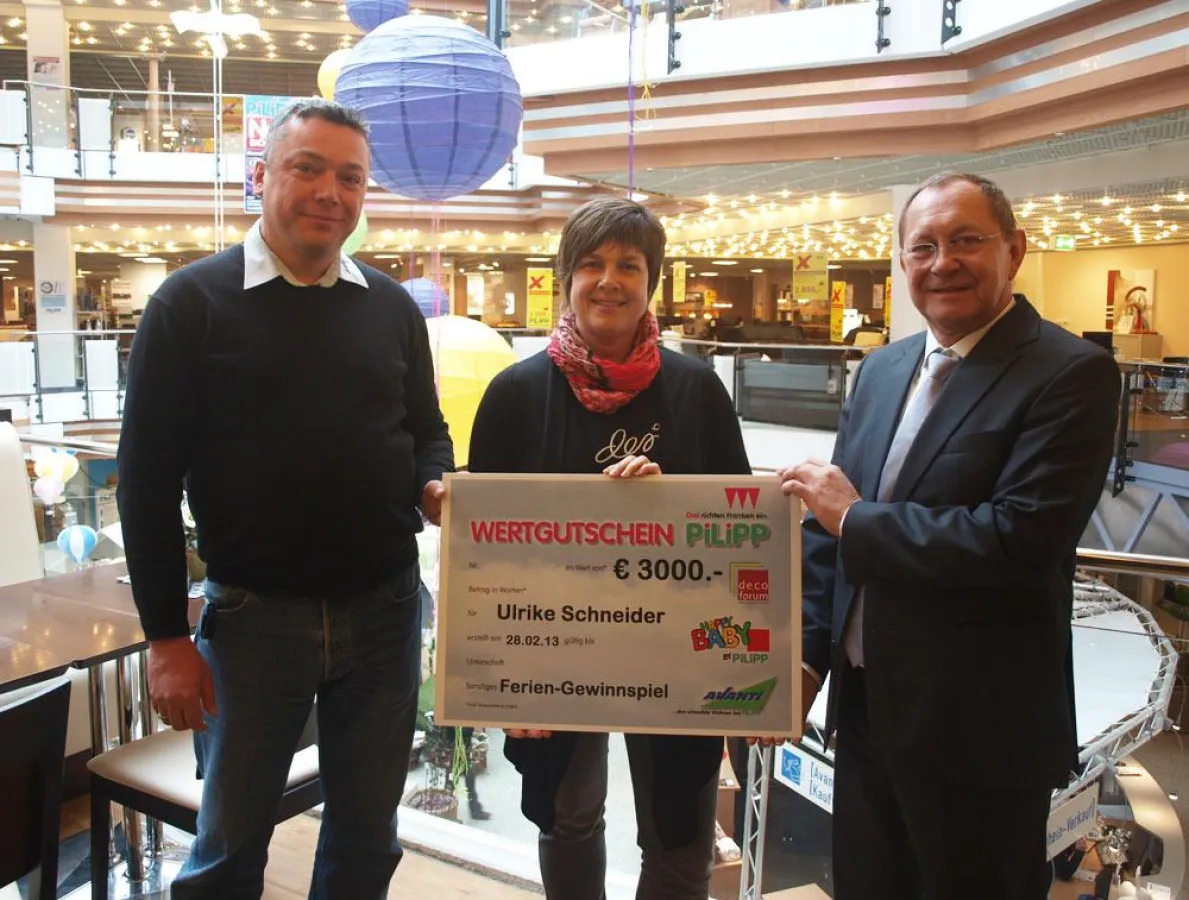 Gewinnübergabe in Ansbach: Frau Schneider ist die glückliche Gewinnerin