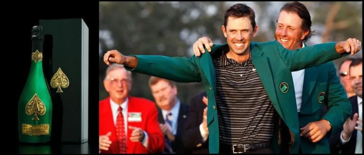 Vorjahressieger Charl Schwartzel bekommt das grüne Sakko von seinem Vorgänger Phil Mickelson überrei