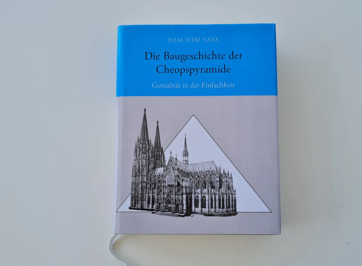 Der Bucheinband zeigt den Größenvergleich von Cheopspyramide und Kölner Dom