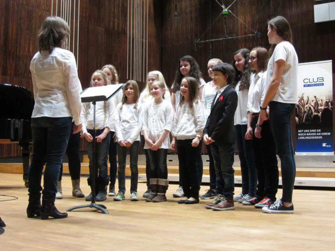 Von groß bis klein singen alle mit. Teenychor Lisdorf beim Wettbewerb der Club SR-Freunde.