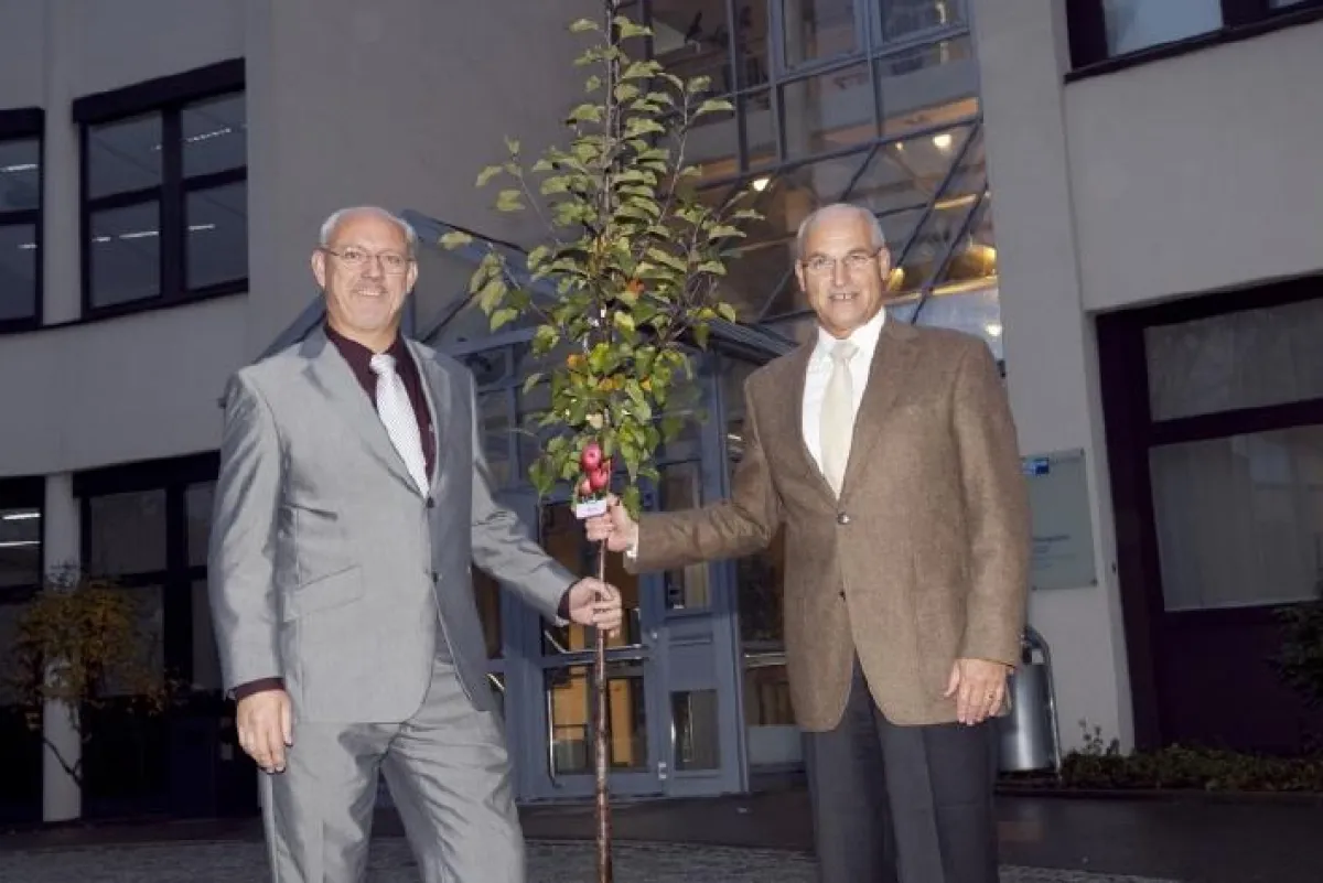 Ein Apfelbäumchen für den Neuen: Edmund Dehnel, Vorsitzender der Virtuellen Fabrik Baden-Württemberg (r.), und Anton Maier, Vertriebsleiter Fertigungsservice des Maschinenbauers Lindauer Dornier, setz